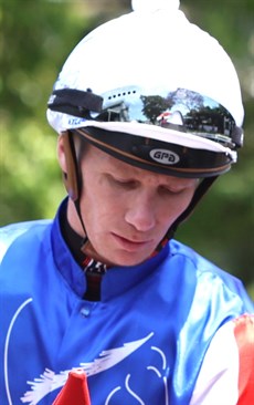 Damien Thornton ... he rides my selection Walsh Bay in the day's feature race ...the Queensland Cup (see race 8)

Photos: Graham Potter