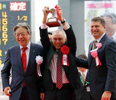 Mr William A Nader, Executive Director of Racing of the HKJC, presents the trophy of the third leg of the 2015 Global Sprint Challenge to winning Trainer Paul O’Sullivan and Jockey Zac Purton in the Takamatsunomiya Kinen.