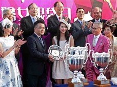 At the Sa Sa Ladies’ Purse trophy presentation ceremony, Miss Chloe Liang, daughter of the Club’s Voting Member Mr Howard Liang, presents a silver dish to Bonnie Chan Yiting, Anthony Derek Lai Shu Yan, Ricky Choy Wing Kay and Dominic Lee Kan Nam, owners of Top Act