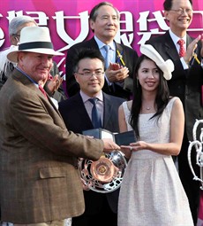 Miss Chloe Liang presents a gold coin contained in a wallet each to Top Act’s trainer Anthony Millard (above) and jockey Richard Fourie (below)