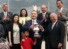 The Hon Sir C K Chow (front row, 1st from right), Steward of the Club, presents the winning trophy and silver dishes to owner Benson Lo Tak Wing, trainer John Size and jockey Joao Moreira of Celebration Cup winner Contentment