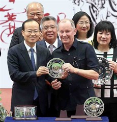 Winning trainer John Moore (above) and jockey Neil Callan (below) receive silver dishes from Deputy Director of the Liaison Office of the Central People's Government in the HKSAR, Yang Jian(left)