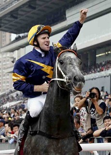 Chautauqua, trained by Michael Hawkes and ridden by Tommy Berry, returns to scale after storming home to win the G1 Chairman’s Sprint Prize (1200m) – the final leg of Hong Kong Speed Series this season and the 4th leg of the 2016 Global Sprint Challenge - at Sha Tin