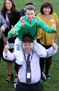 ... and just in case you missed it!
How good was Ronnie Stewart at Grafton on Thursday. Ronnie won both the John Carlton Cup Quality and the Grafton Cup Prelude. I just had to give him the 'Winno Lift' and get him up on my shoulders

Photos: Graham Potter
