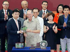 Winning Trainer John Moore and Jockey Vincent Ho receive silver dishes from Zhu Wen (left), Director-General, Publicity, Culture and Sports Department of the Liaison Office of the Central People’s Government in the HKSAR.