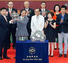 Winning Owner representatives receive the National Day Cup from Zhu Wen (left), Director-General, Publicity, Culture and Sports Department of the Liaison Office of the Central People's Government in the HKSAR.