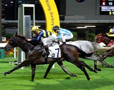 Sam Clipperton steers Paul O’Sullivan-trained Diamond Legend (yellow cap) to victory in the Class 4 Begonia Handicap (1200m).

Photos: Courtesy Hong Kong Jockey Club