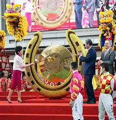 The Hon. Mrs. Carrie Lam Cheng Yuet-ngor, HKSAR Chief Executive officially opens the 2017/18 racing season by striking the ceremonial gong at today’s opening ceremony.