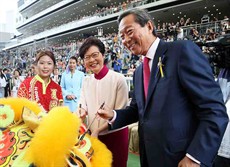 HKSAR Chief Executive, The Hon. Mrs. Carrie Lam Cheng Yuet-ngor (middle) and HKJC Chairman Dr. Simon Ip (right) officiate the eye-dotting ceremony to get the new season off to a flying start.