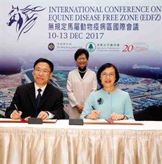 Mrs Carrie Lam, Chief Executive of the Hong Kong SAR (back row) witnesses the signing of the “Memorandum of Understanding Concerning the Support of Guangzhou Racecourse as a Key Project in the Promotion of the Establishment of Greater Bay Area” by Mr Li Yuanping, Vice Minister of the General Administration of Quality Supervision, Inspection and Quarantine, the People’s Republic of China (left of the front row) and Professor Sophia Chan, Secretary for Food and Health of the Hong Kong SAR (right of the front row).

Photos: Courtesy Hong Kong Jocley Club