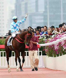 Joao Moreira salutes the crowd on his way back to winner’s circle after winning with Conte.
