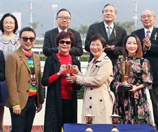 Mr. Michael Au, Chairman of the Chinese Club, accompanied by his wife Mrs. Vita Au, present the trophies to Fifty Fifty’s owner Mrs. Lee Wong Wai Kuen and representative, trainer Peter Ho and jockey Karis Teetan.