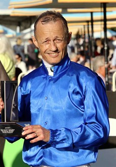 Damian Browne ... looking good in the regal royal blue of Godolphin ...