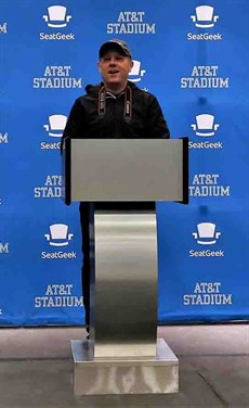 Watch out. Winno at the press conference podium at the AT&T Stadium, the home of the Dallas Cowboys. 

His message: 'Garibaldi in the second at Eagle Farm!'