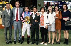 Dylan Mo and his family take a group photo together with Andrew Harding (second from left), HKJC Executive Director of Racing and his mentor, trainer Danny Shum (first from left). 
