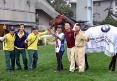 Lor’s staff celebrate Furore’s victory.

Photos: Courtesy Hong Kong Jockey Club