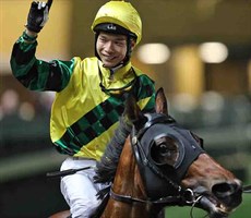 Victor Wong celebrating his win aboard Moment Of Power


It was the 45th success of Wong’s Hong Kong career, therefore his claim will be reduced from 7lb to 5lb from his next meeting.


Photos: Courtesy Hong Kong Jockey Club