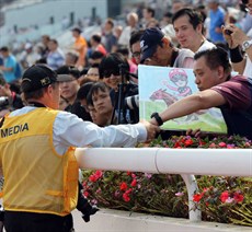 Four months since we first met, just before the Chairman’s Sprint Race (race 6 on the program) I see Vieri on the fence line looking right at me with his warm, beaming smile and with his unique and amazing artwork in his hand. I walk across and shake his hand and we smile and reunite our friendship.