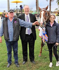 Bruce and Rebecca Hill are joined by Michael Beattie as they pose with their South Grafton Cup winner Bodega Negra