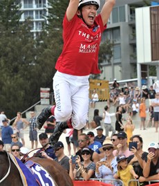 Frankie Dettori shows off his famous dismount to the crowd at the Magic Millions beach gallops. I do worry about that dismount though … although, with all of the big race winners he has ridden, I guess he has had a lot of practise!