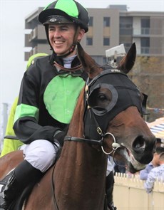 Ben Thompson got the job done on Ocean Treaty for the O'Dea / Hoysted training oartnership and boy doe =s he look happy about it!