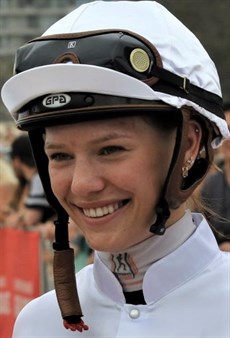 Stephanie Thornton ... she rides The Odyssey in the Galaxy

Racing Photos: Graham Potter
