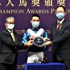 Vincent Ho receives the Tony Cruz Award.

Photo: Courtesy Hong Kong Jockey Club