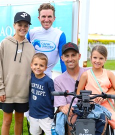 How good - Jockey Manager Tye Angland and his family were trackside to watch his mate Josh Parr win the last race at Gold Coast aboard Lavish Empire
______________________________________________

Photos: Darren Winningham
_______________________________________________