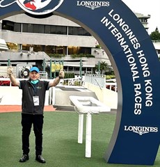 Winno will represent HRO for the sixth time in Hong Kong in December ... and yes that is Winno below (he is seldom seen in that dress code) being greeted by Hong Kong Jockey Club CEO Winfried Engelbrecht-Bresges