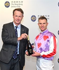 Zac Purton receives a commemorative bottle of champagne from Andrew Harding, Executive Director, Racing, following Purton's win aboard Talents Supremo which brought up another landmark win ...  win number 1900 for the champion rider in Hong Kong

Photos; Hong Kong Jockey Cub</b.