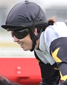 ... and a smile

and what about that smile going to the line. Do you think she enjoyed it

Photos: Darren Winningham