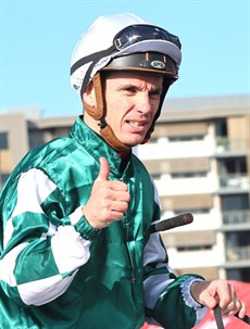 Tim Clark ... he takes over the ride on Beadman

Photos: Graham Potter and Darren Winningham