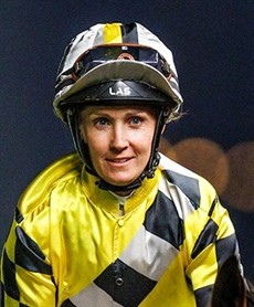 Rachel King ... she rides Monte Supreme in the Lightning (see race 3)

Photos: Graham Potter and Darren Winningham</b.