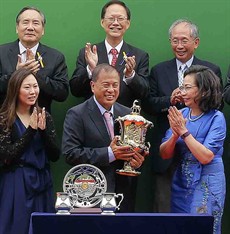 Mrs Leung, the wife of the Chief Executive of the HKSAR presents the HKSAR Chief Executive’s Cup and silver dish to Lucky Year’s owner representatives, and souvenirs to trainer Danny Shum and jockey Joao Moreira, at the trophy presentation ceremony