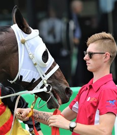 Kyle Wilson-Taylor ... having a frustrating time marking time out of the saddle ...