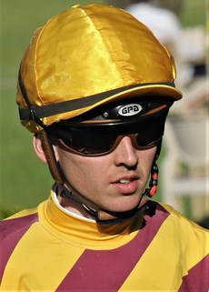 Ben Thompson rides for Tonty Gollan (see race 2) ...